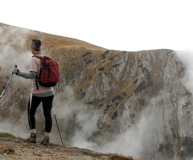 Dieses Bild zeigt einen Wanderer bei mystischer Stimmung auf einem Berg in Gastein im Herbst wandern