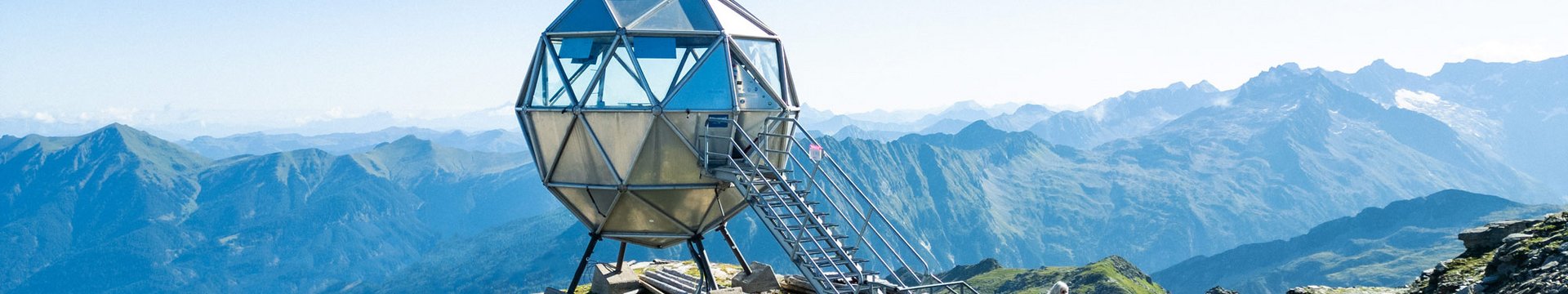 Dieses Bild zeigt die Garstenauer Kugel auf der Bergstation in Sportgastein mit einer wunderschönen Weitsicht.