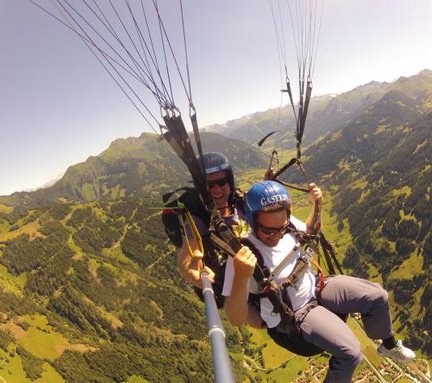 Dieses Bild zeigt zwei Menschen die über Gastein Tandem-Paragleiten