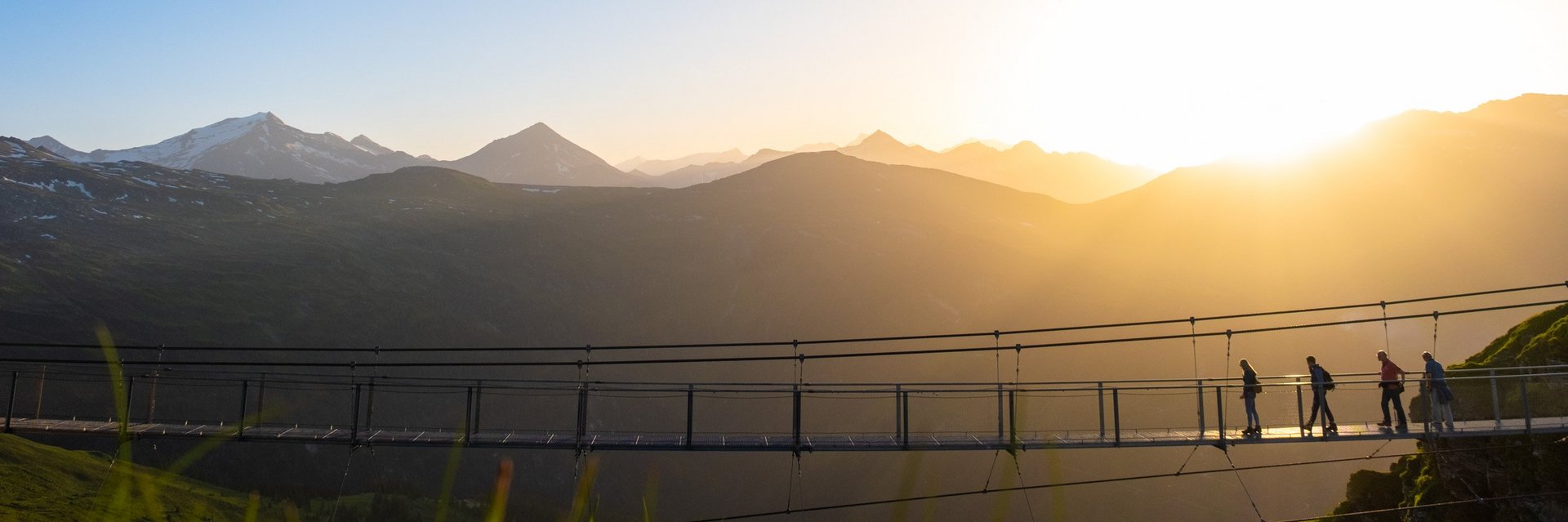 Dieses Bild zeigt die Hängebrücke auf dem Stubnerkogel. Im Hintergrund geht die Sonne unter