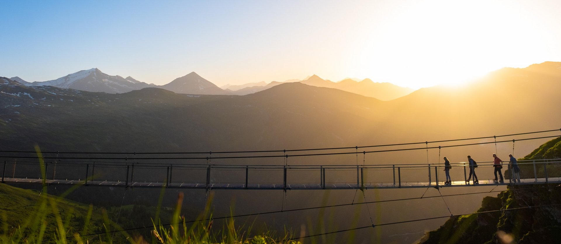 Dieses Bild zeigt die Hängebrücke auf dem Stubnerkogel. Im Hintergrund geht die Sonne unter