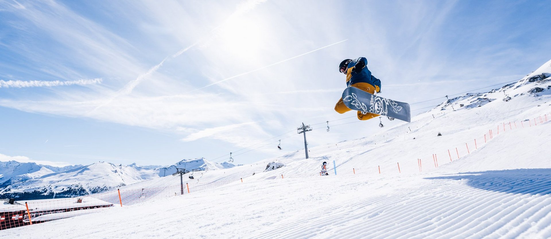 Dieses Bild zeigt einen Snowboarder, der einen Stunt im Snowpark am Stubnerkogel macht