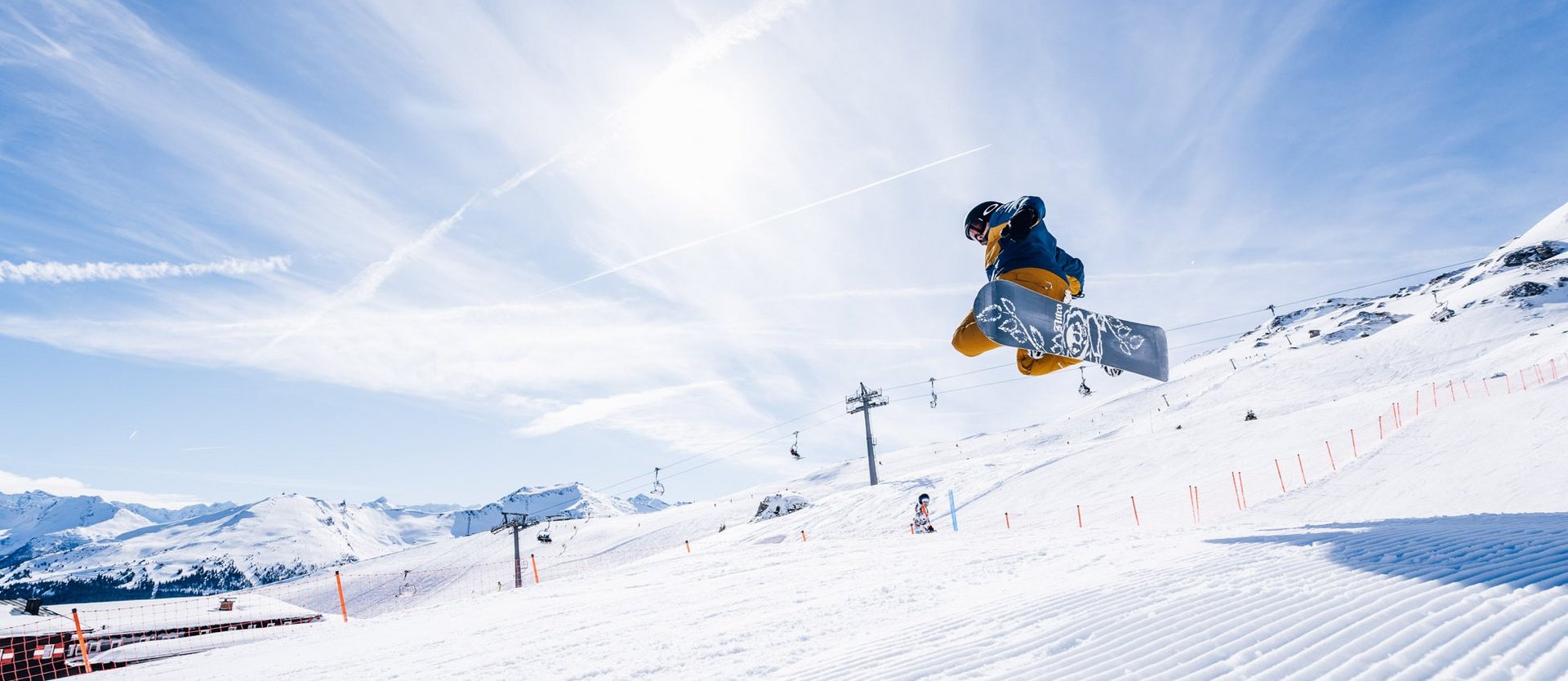 Dieses Bild zeigt einen Snowboarder, der einen Stunt im Snowpark am Stubnerkogel macht
