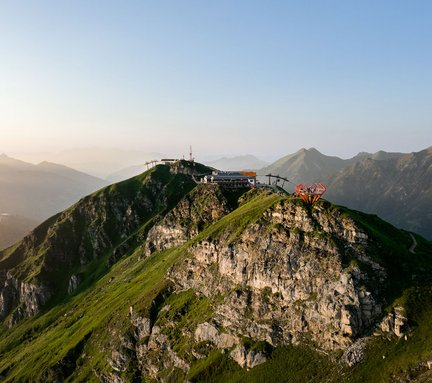 Dieses Bild zeigt die Aussichtsplattform und die Bergstation des Stubnerkogels am Abend