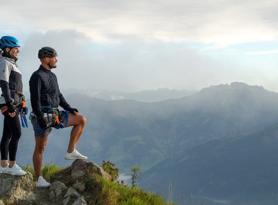 Dieses Bild zeigt ein Pärchen, dass einen Klettersteig auf der Schlossalm absolviert hat und nun die Aussicht genießt